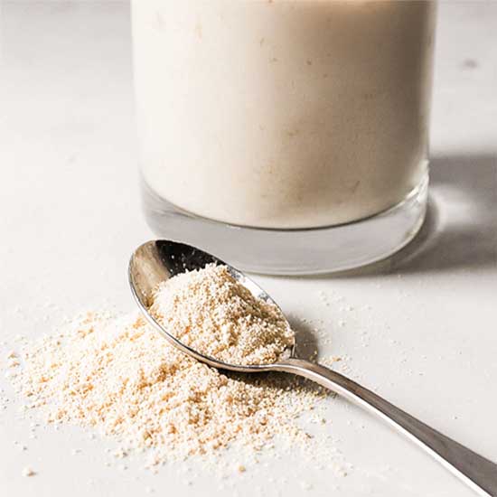 Ein Glas Wasser mit Erbsenprotein