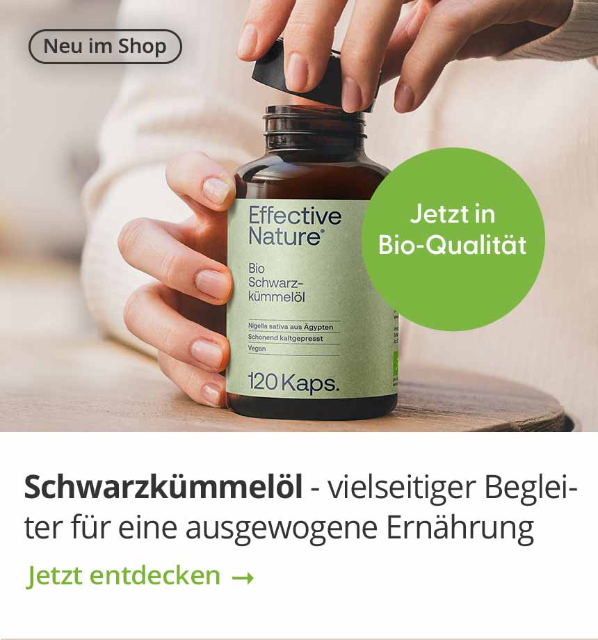 Person hält eine Flasche mit Bio-Schwarzkümmelöl von Effective Nature, vegan und schonend kaltgepresst.