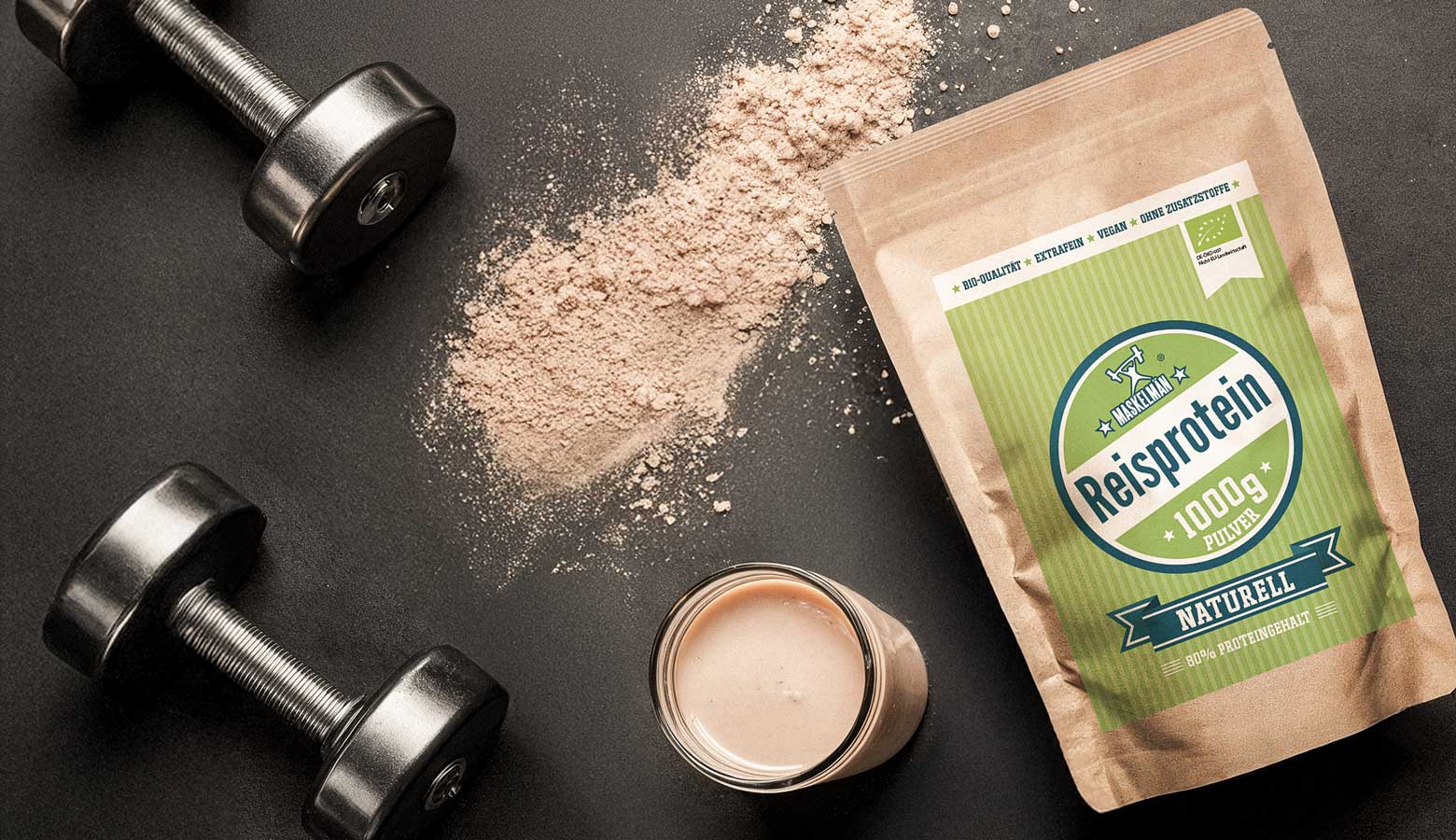 Reisprotein von Maskelmän weist über 80% Eiweissanteil auf Reisprotein von Maskelmän auf einem Tisch neben einer Hantel