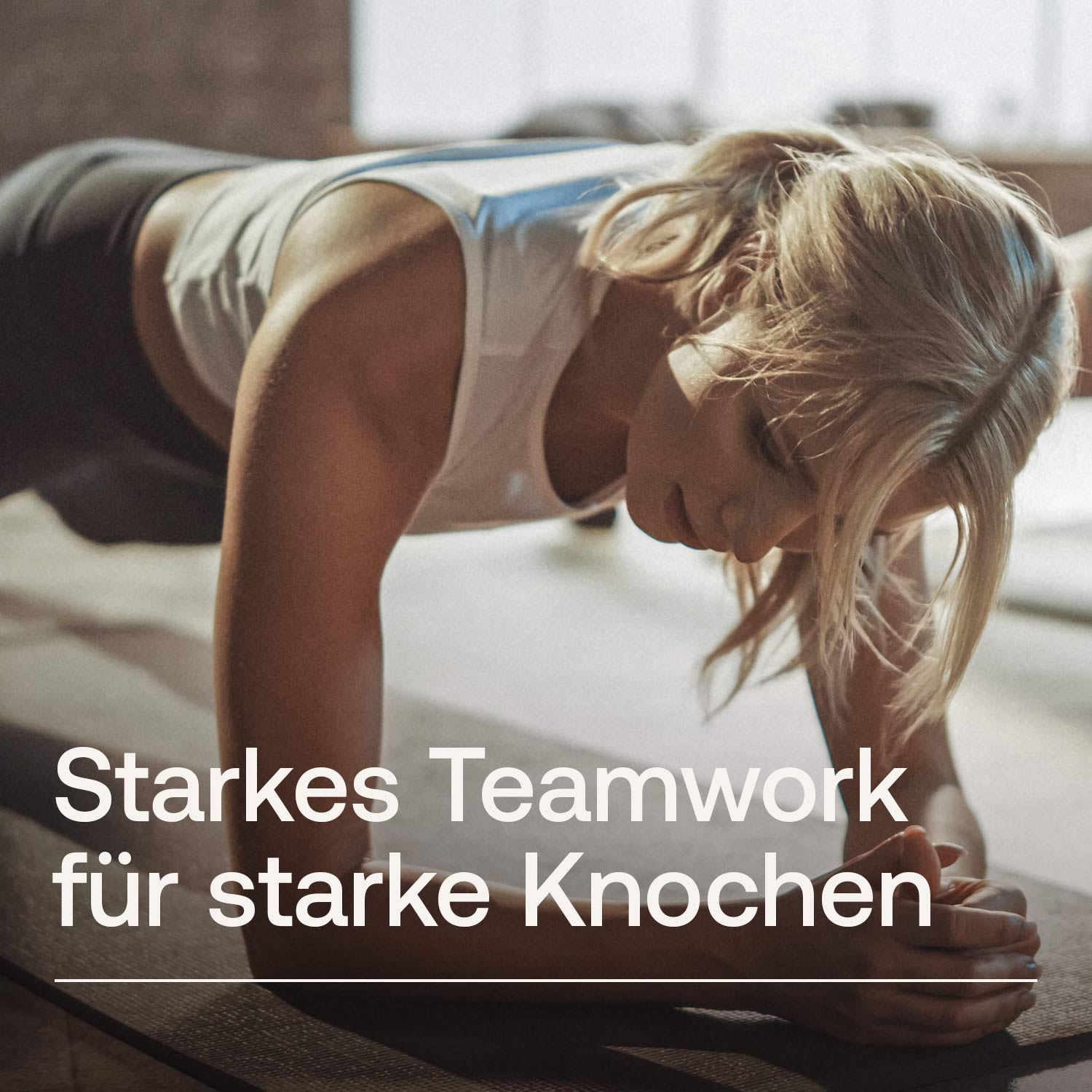 Eine junge Frau im Liegestütz