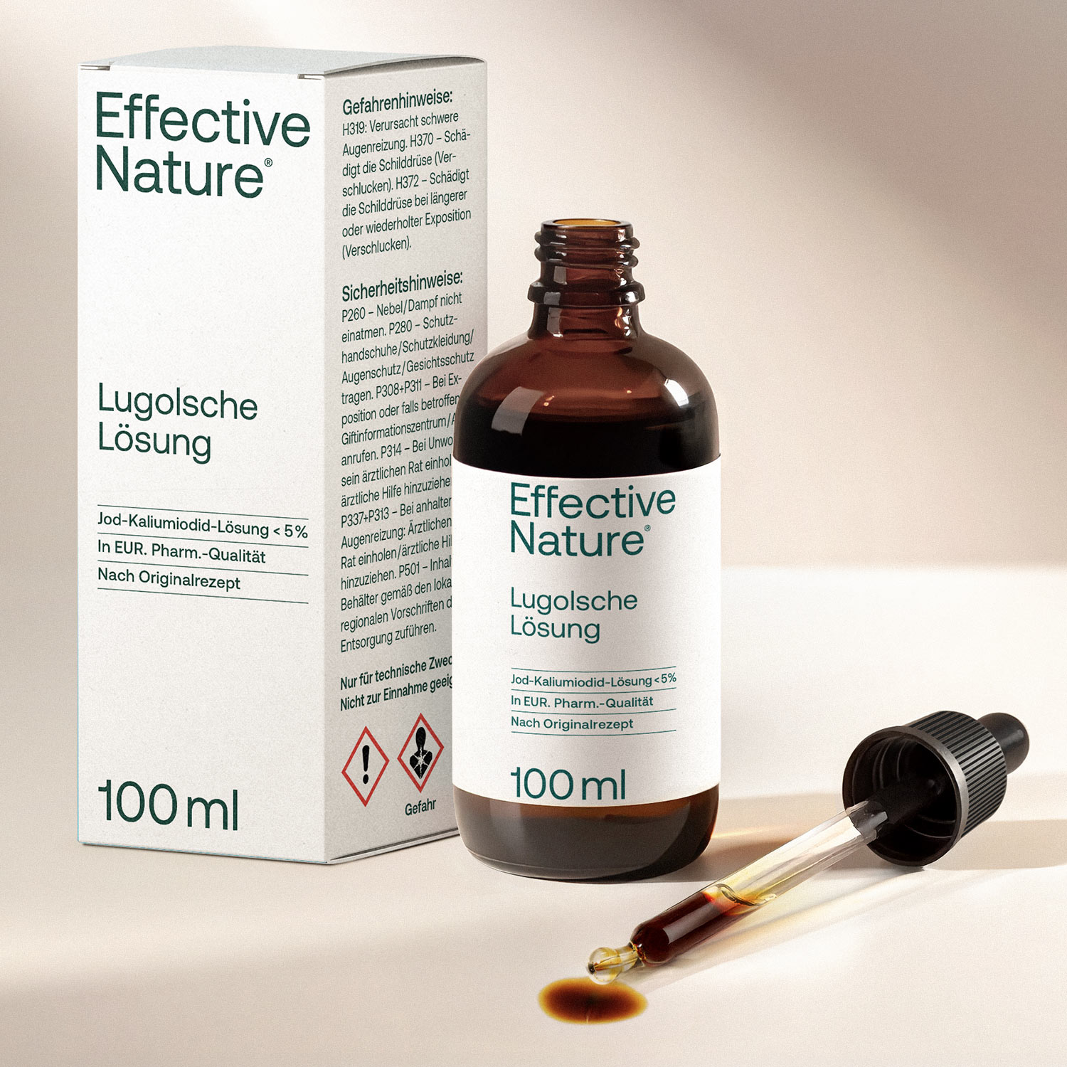 Eine Flasche Lugolsche Lösung neben dem Umkarton und einer aufgezogenen Pipette.