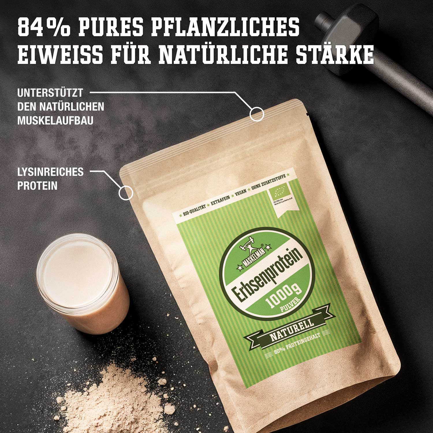 Veganes Erbsenproteinpulver neben Trinkglas und Hantel auf schwarzem Hintergrund