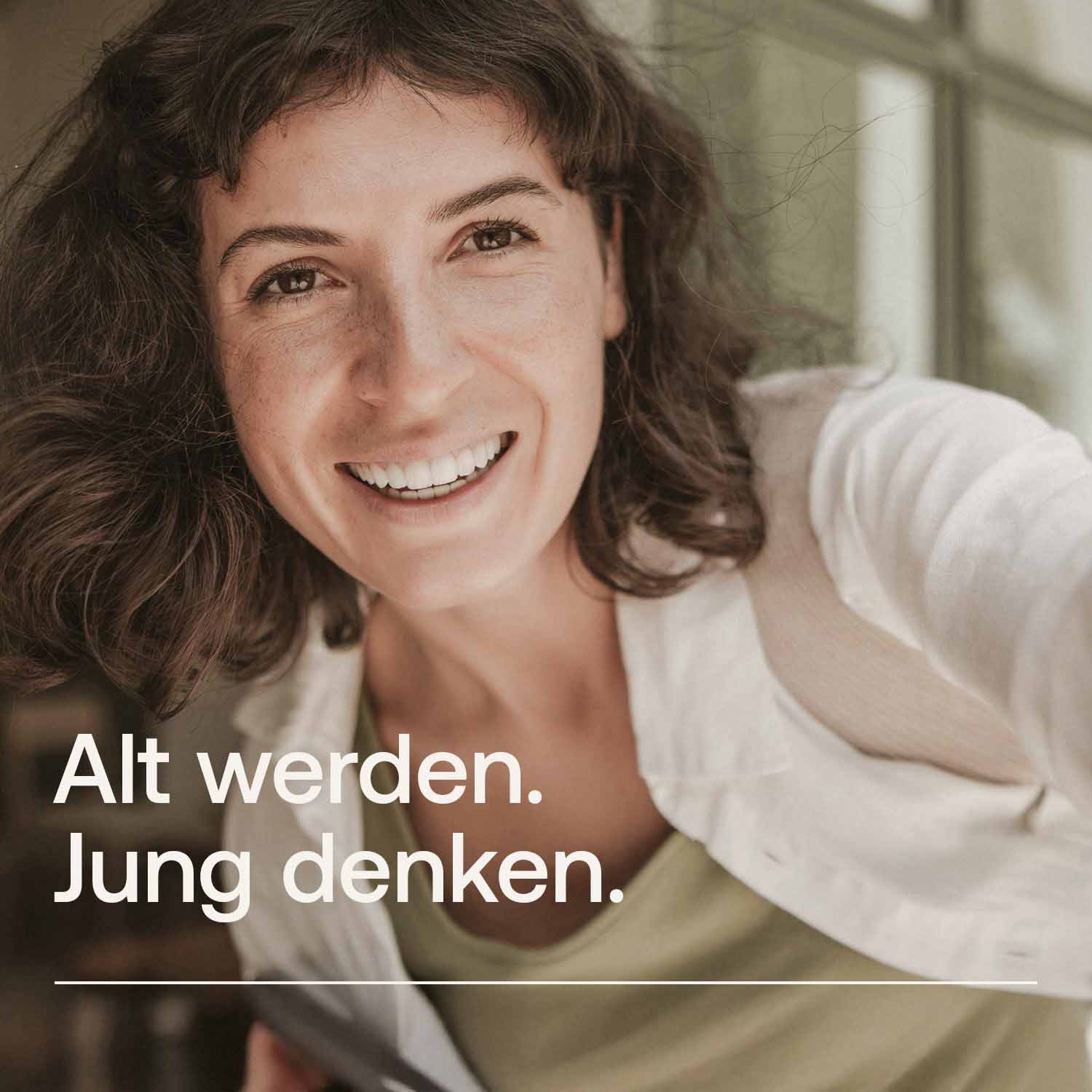 Eine lächelnde Frau blickt in die Kamera