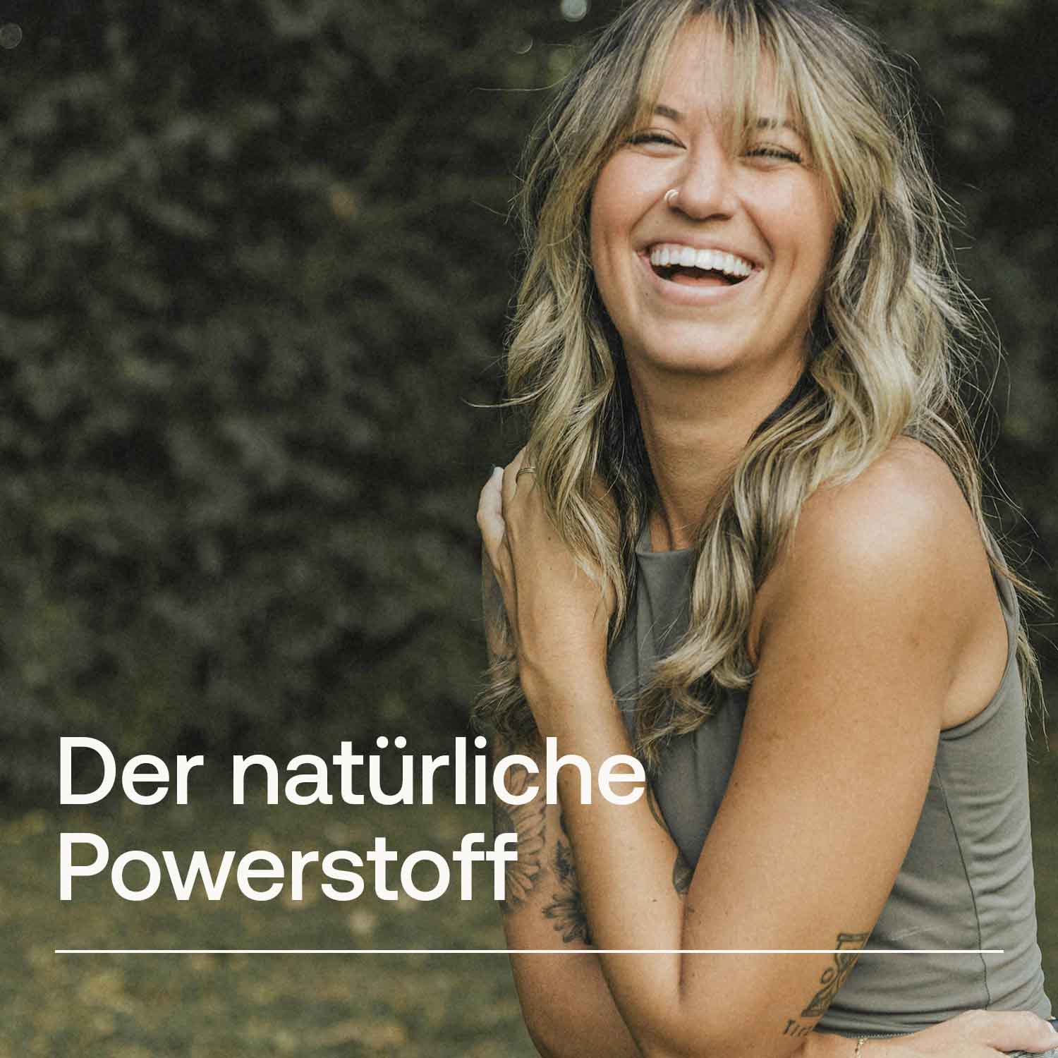 Eine junge Frau lacht in die Kamera