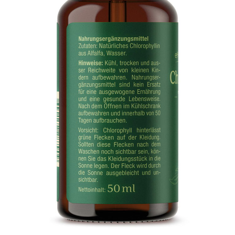 Rückseite einer 50 ml Flasche mit Chlorophyll-Nahrungsergänzungsmittel. Zutaten: Chlorophyllin aus Alfalfa, Wasser. Hinweise zur Lagerung und Verwendung, inklusive Vorsichtsmaßnahmen gegen Fleckenbildung.