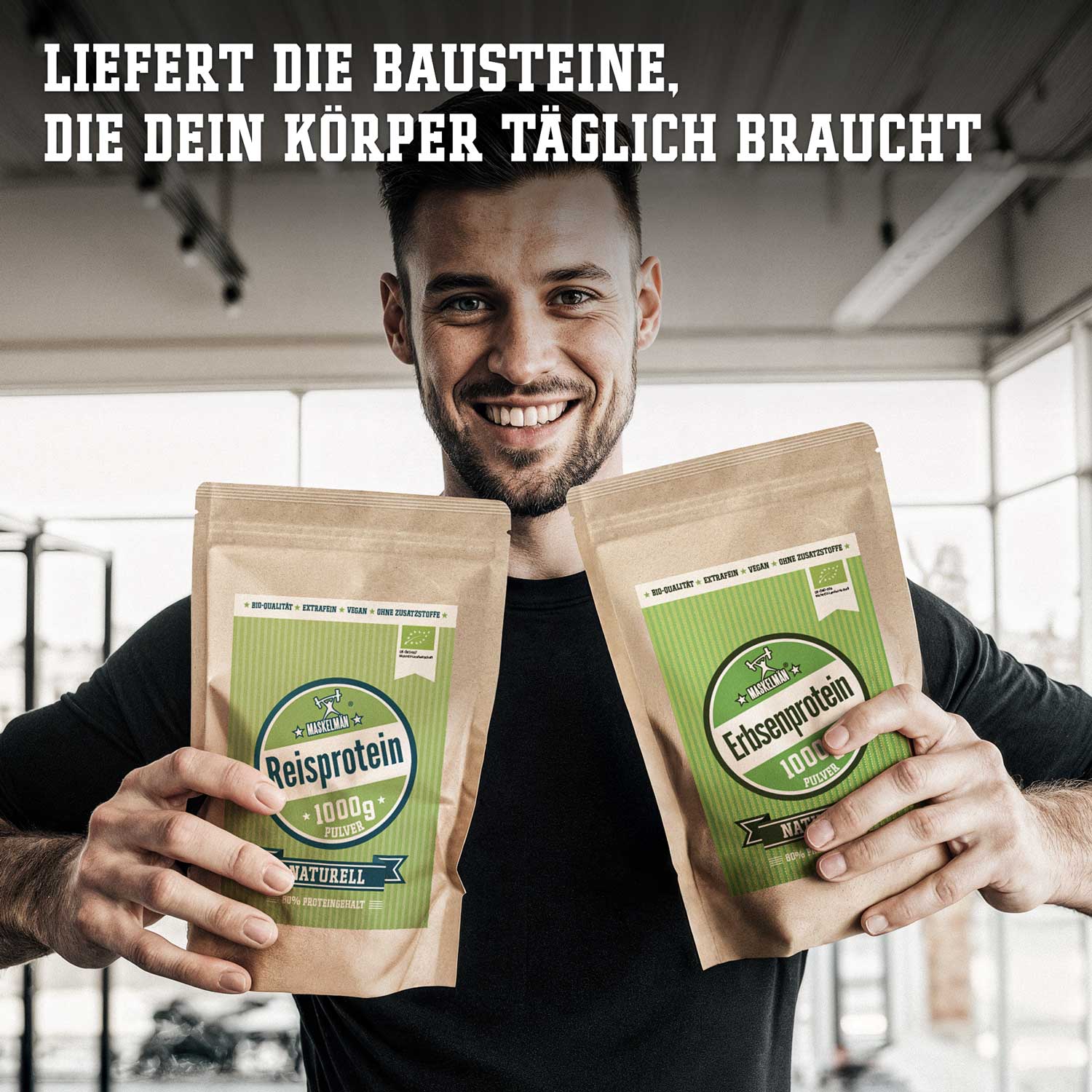 Lächelnder Mann hält Packungen Reis- und Erbsenprotein-Pulver hoch