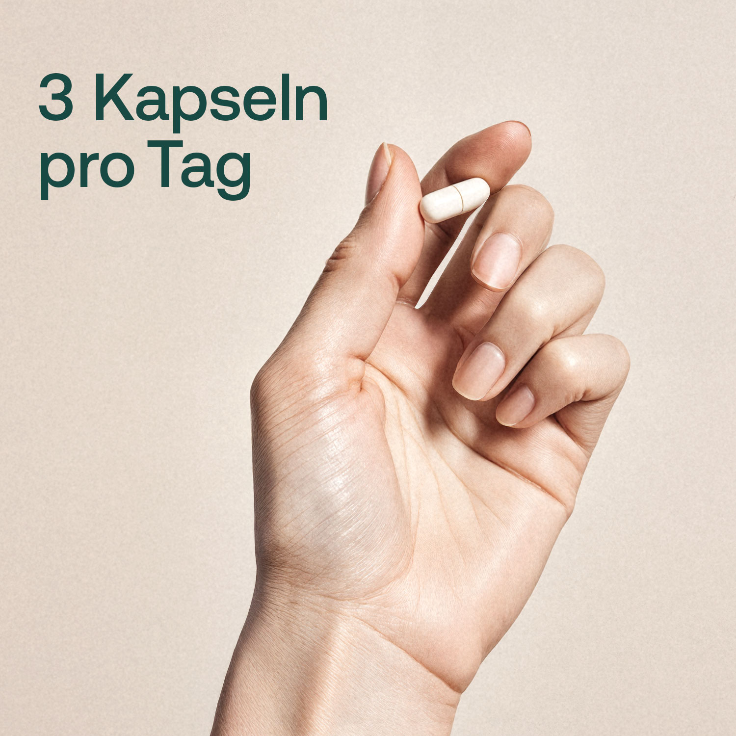 Hand hält eine Kapsel, Text '3 Kapseln pro Tag' im Hintergrund