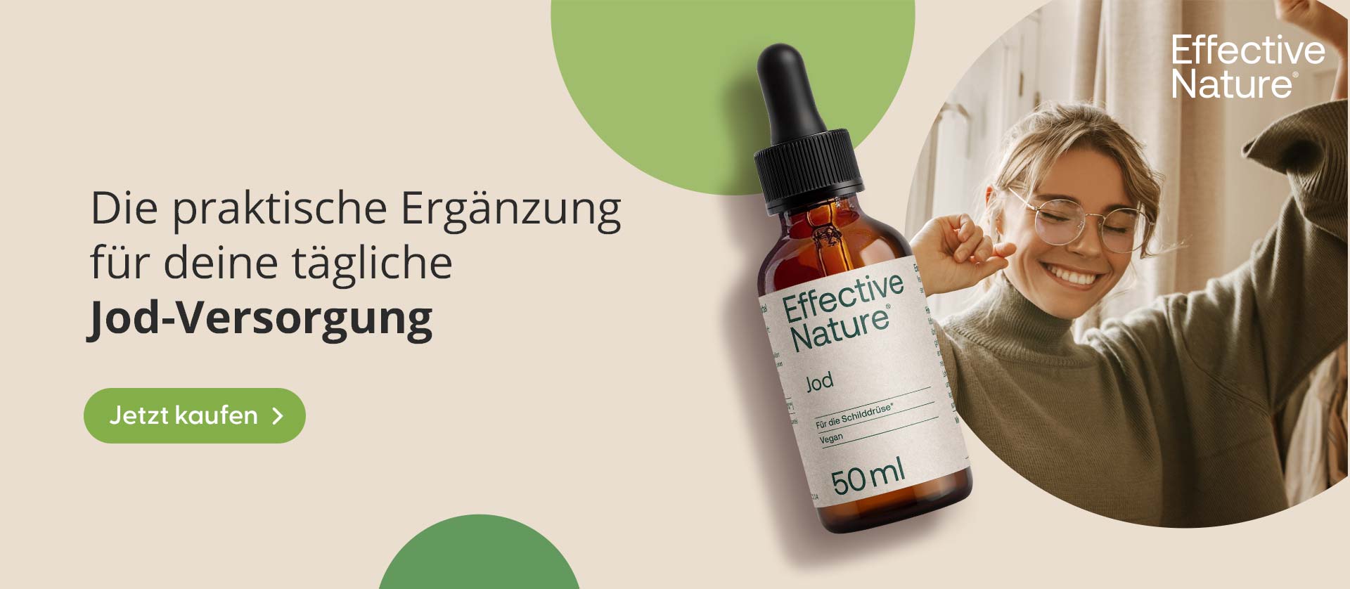 Flasche Effective Nature Jod neben einer lächelnden Frau