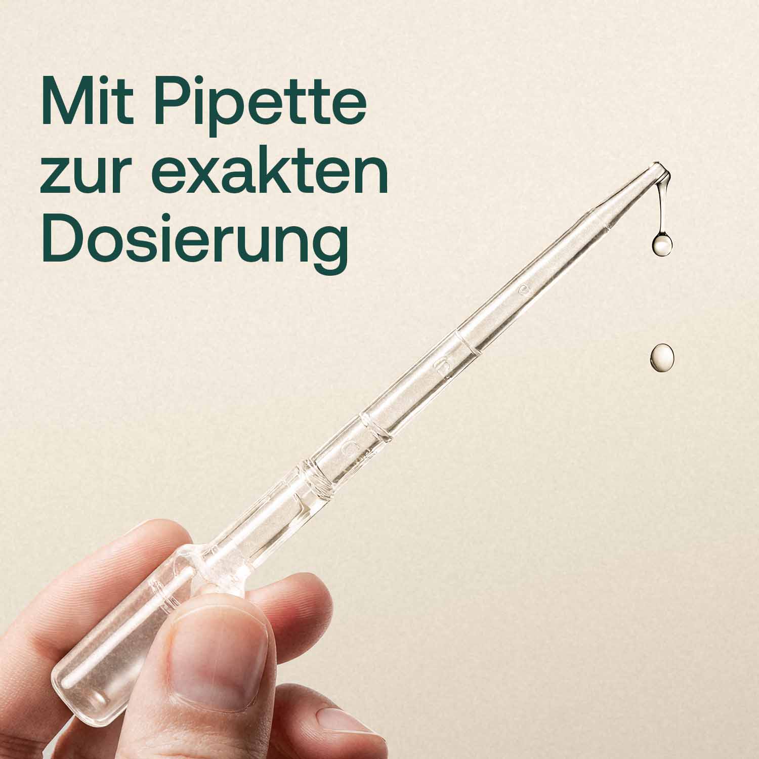 Eine Hand hält eine Pipette