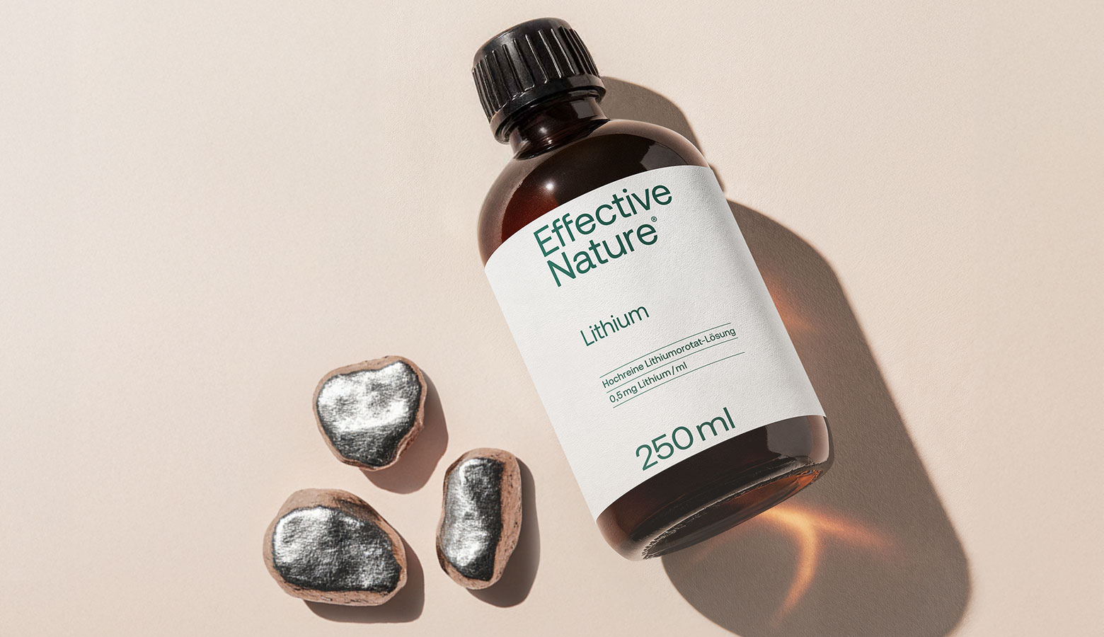 Eine Flasche Lithium von Effective Nature auf einem Tisch