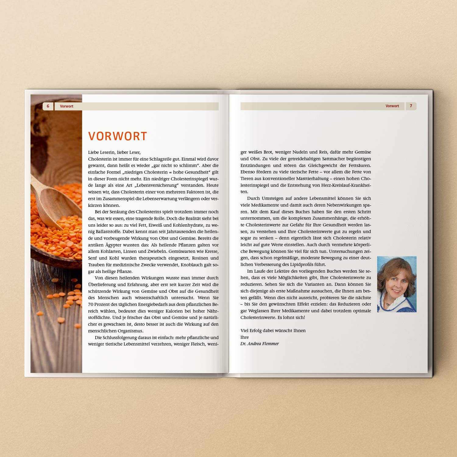 Offenes Buch mit einem Vorspruch über Cholesterin und gesunde Ernährung, illustriert mit einem Bild von roten Linsen und einem Foto der Autorin.