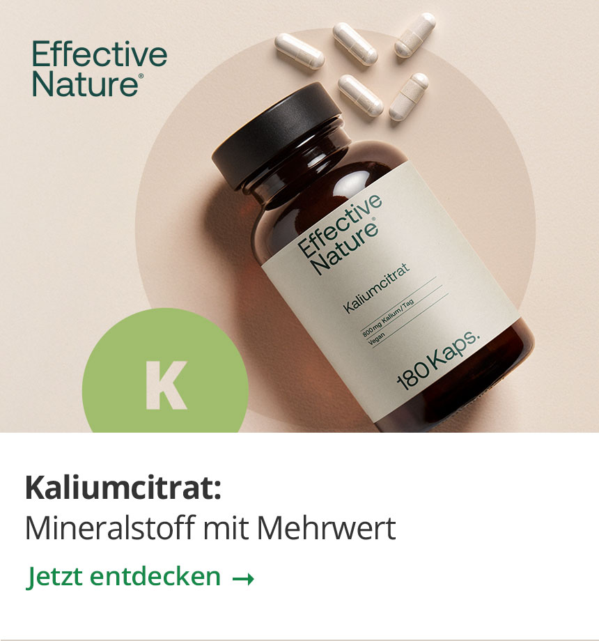 Flasche mit Kaliumcitrat-Kapseln von Effective Nature neben Kapseln auf hellem Hintergrund