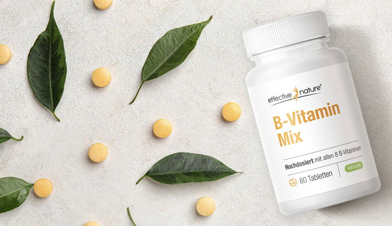 Frau mit B-Vitamin-Mix in den Händen