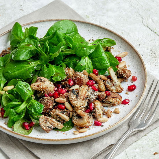 Teller mit Feldsalat, Champignonos und Granatapfelkernen