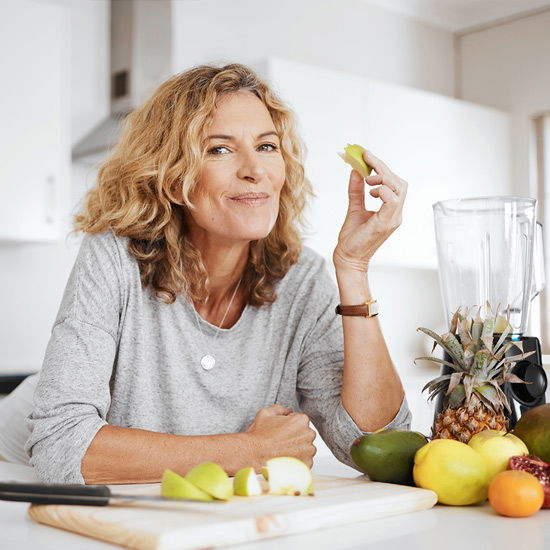 Frau macht sich Smoothie