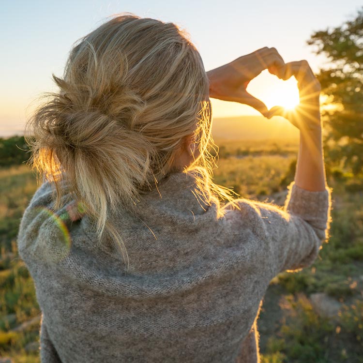 Frau vor Sonnenuntergang