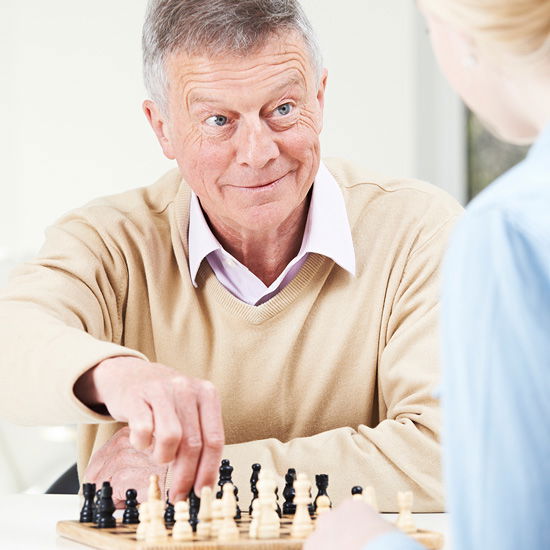 Alter Mann spielt Schach