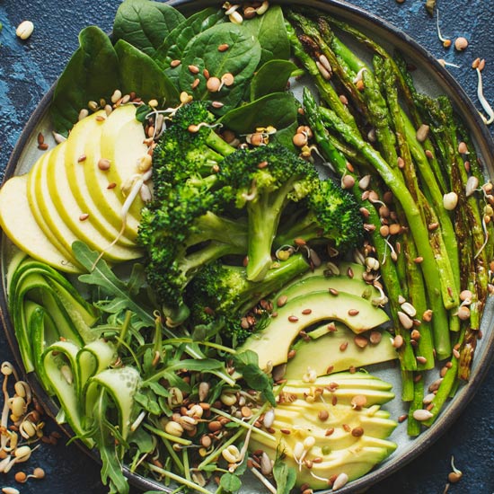 Salat mit Brokkolisamen von oben