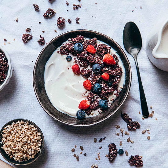 Sprossen Crunchies aus gekeimten Buchweizen als Topping für das Müsli