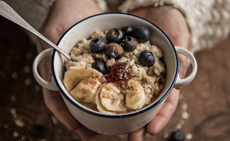 Eine Schale Porridge mit frischen Früchten