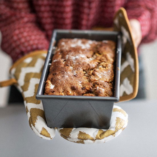 Ein frisch gebackenes Brot in der Backform